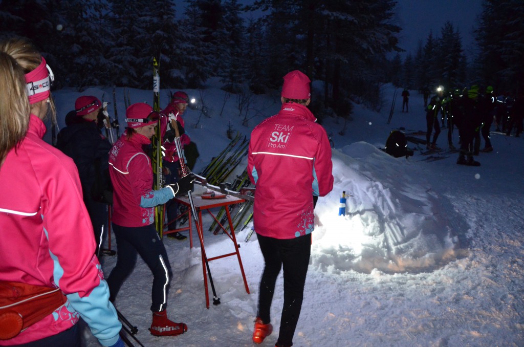 Vasaloppet 2014. Mörkt innan start. Pannlampor på. (Foto:TeamSkiProAm)