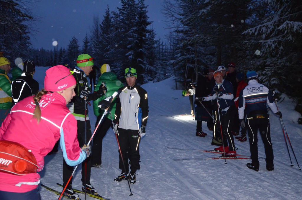 Vasaloppet 2014. Teamen testar skidor i backen innan start. (Foto:SkiProAm)