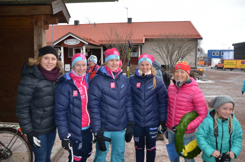 Eftersnack - Tjejvasan 2015. Tjejen ute till höger var mycket intresserad av teamet! Julia Svan, Solfrid Braathen, Britta Johansson Norgren, Lina Korsgren, Laila Kveli (Foto:SkiProAm)